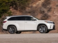 2017 Toyota Highlander Side view
