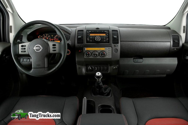 2014 Nissan Navara interior