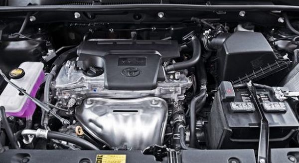 2015-Toyota-RAV4-engine