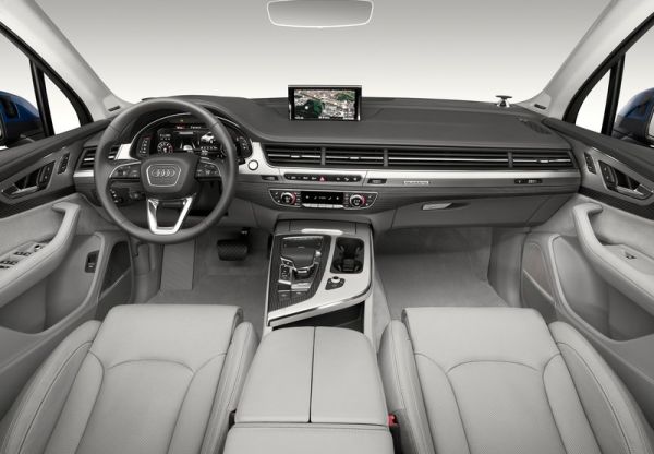 2016 Audi Q7 interior front view
