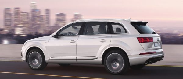 2016 Audi Q7 rear side angle view white