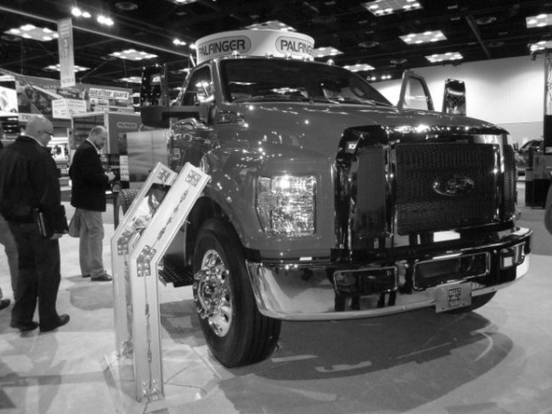 2016 Ford F-750 front