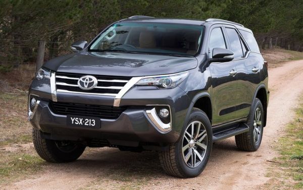 2016 Toyota Fortuner front side