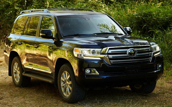 2016 Toyota Land Cruiser front angle