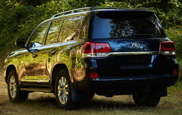 2016 Toyota Land Cruiser rear