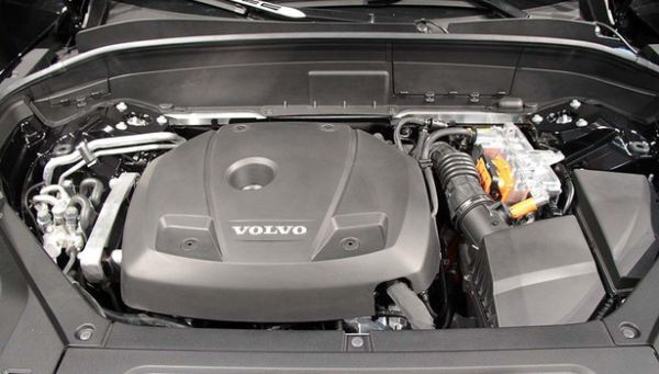 2017-Volvo-XC90-Engine